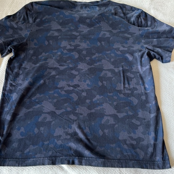 Men’s Kenneth Cole V-Neck Short -Sleeve T-Shirt, Blue Camo, XL - Picture 5 of 5